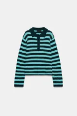Jersey de punto con diseño de rayas horizontales en tonos verde oscuro y turquesa. Presenta cuello tipo polo con solapa y cierre frontal de botones, y mangas largas.