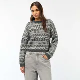 Sweater de punto grueso con cuello redondo y diseño de jacquard geométrico en tonos gris y blanco. Cuenta con mangas largas y terminaciones acanaladas en cuello, puños y ruedo.