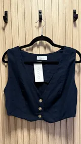 Chaleco verde militar de lino con corte sastrero y botones.