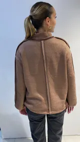 Buzo tejido color verde oliva, de corte holgado y cuello alto.