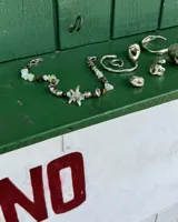 Collar de alpaca con cuentas de labradorita, jaspe rojo y cuarzo lima. Incluye una estrella de mar realizada a mano y una perla de río natural.