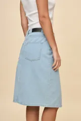 Falda midi de jean color negro, de corte recto con abertura central en la parte delantera, bolsillos y cierre con botón metálico.