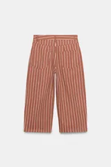 Jeans Zara Woman Collection de tiro alto y corte tapered, con diseño de rayas verticales a contraste en color marrón y beige. Presenta cinco bolsillos, trabillas para cinto y cierre frontal con cremallera y botón.