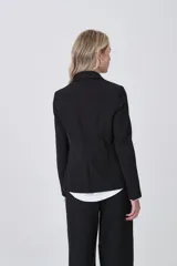 Blazer negro de poliéster, entallado, con cuello solapa y un botón frontal.