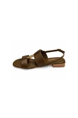 Sandalia de taco bajo marca Paddock, color verde oscuro, con tiras anchas, pulsera regulable con hebilla lateral y detalle metálico dorado en el centro. Cuenta con punta cuadrada.