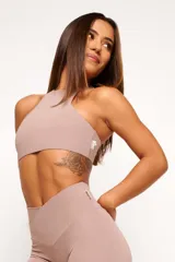 Top deportivo de cuello alto, confeccionado en tejido de poliamida y elastano. Presenta un diseño minimalista, ajuste al cuerpo y forro interno para mayor soporte.