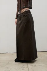 Falda larga de denim en color marrón oscuro, de corte recto con costuras verticales decorativas y tajo frontal central.