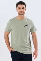 Remera de manga corta y cuello redondo color azul melange, con estampa y letras bordadas en el pecho.
