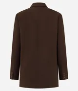 Blazer oversized estructurado marrón de corte cruzado con solapa amplia, bolsillos integrados y cuatro botones frontales.