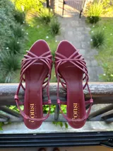 Sandalias planas color borravino con múltiples tiras finas cruzadas en el empeine y tira ajustable en el talón.