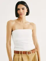 Top strapless de ajuste al cuerpo, confeccionado en tejido elástico de color blanco.