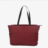 Tote bag de diseño acolchado en color bordó, con cierre superior, correas de hombro negras y logo de la marca en el frente.