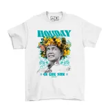 Remera blanca de algodón con estampa frontal inspirada en la película Midsommar, que presenta a una mujer con corona de flores y texto en color turquesa.