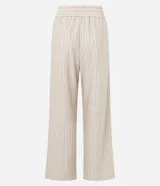 Pantalón de mujer de tiro alto, corte wide leg, color beige con finas rayas verticales en tono oscuro. Presenta cintura elástica fruncida y caída fluida.