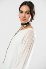 Blusa blanca de gasa oversize con forro y manga murciélago.