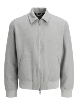 Campera bomber corta de paño gris claro, con cuello camisero, cierre frontal metálico completo y bolsillos laterales ribeteados. Presenta puños y cintura elasticados en rib acanalado.
