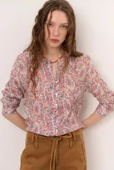 Camisa de manga larga con estampado floreado y abotonadura frontal.
