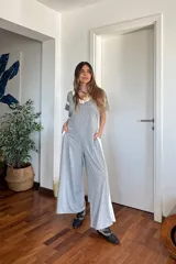 Mono largo gris melange con escote en V combinado en blanco, mangas cortas y corte holgado.