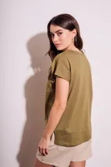 Remera de algodón color blanco con cuello en V y mangas cortas. Presenta un diseño con flores bordadas en relieve y detalles calados en el tejido.
