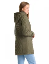 Campera capitoneada de corte clásico, con cuello alto, capucha desmontable y cierre frontal con broches a presión dorados. Presenta cordón de ajuste en la cintura con terminales metálicas y bolsillos frontales con broche.