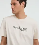 Remera de algodón con cuello redondo y manga corta, de corte holgado. Presenta un diseño estampado en la espalda con temática de la saga Crepúsculo, incluyendo fotografías de los personajes, citas icónicas y gráficos estilo collage.