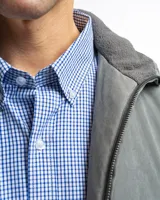 Campera de microfibra color verde militar, con cierre frontal completo, cuello alto y puños y ruedo elásticos en tejido rib.