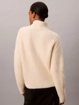 Sweater Calvin Klein de cuello alto y tejido de punto inglés, color blanco, de corte regular y mangas largas con diseño holgado.