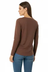 Remera de manga larga confeccionada en algodón, con cuello a la base y estampado frontal con detalles en foil plateado.