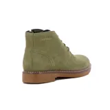 Bota casual de gamuza color verde kaki, con cordones al tono, costuras reforzadas y suela de goma color suela con detalle de pespunte blanco.