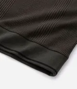 Polo de hombre marca Marfinno, confeccionada en tejido de media malla con textura rayada. Presenta cuello polo con botones y mangas cortas con terminaciones en rib con detalles contrastantes.