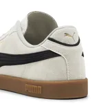 Championes Puma Club II Era Suede color arena con detalles en negro y suela marrón.