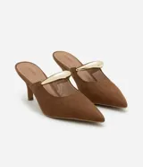 Zapato de tacón marrón con puntera fina y tira ancha dorada.