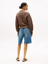 Cárdigan marrón de punto de algodón, con cuello redondo, cierre frontal con botones, mangas globo, puños y bajo de punto canalé, y dos bolsillos delanteros diagonales.