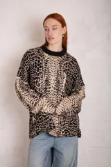 Sweater de punto con estampado de efecto cocodrilo y bordes en contraste, de corte holgado y cuello redondo.