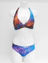 Conjunto de bikini de dos piezas con estampado multicolor, con corpiño de escote en V y banda inferior ancha para atar en cuello y espalda, y bombacha estilo vedetina.