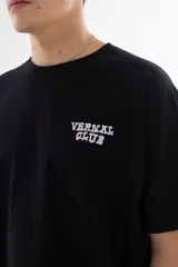 Remera negra de algodón con cuello redondo y mangas cortas. Estampado en la espalda con personajes de dibujos animados sosteniendo fajos de billetes y texto "VERNAL CLUB HORRIBLPARTY".