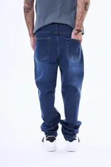 Pantalón de jean color negro con efecto lavado, de corte recto y ajuste cómodo.