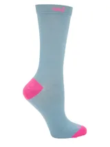 Calcetines de caña media color celeste con talón y puntera rosa. Presentan un logo bordado en el borde superior.