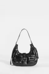 Cartera de hombro color marrón, confeccionada en cuero vegano con acabado brillante. Presenta un diseño estilo hobo con múltiples bolsillos frontales, uno con solapa y broches metálicos y otro con cierre, además de una hebilla central decorativa y herrajes plateados.