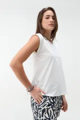 Remera negra sin mangas, de corte holgado, con hombreras marcadas y cuello redondo.