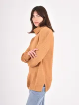 Buzo de tejido de punto con cuello alto, manga larga y corte holgado.