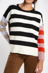 Sweater color crema con rayas horizontales en tonos rosa, marrón y verde.