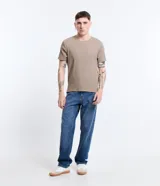 Remera de corte muscle fit, manga corta y cuello redondo, confeccionada en tejido de ribana con textura acanalada.