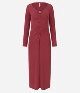 Vestido largo de rib con escote en V, manga larga, fruncido delantero y detalle de ribetes en el busto.