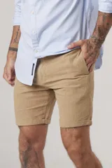 Bermuda color beige de lino, corte recto y largo a la rodilla.