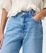 Pantalón de jean premium de tiro medio con corte wide leg, de color azul, con pretina con pasacintos y bolsillos funcionales.