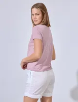 Remera negra de algodón y viscosa, de corte clásico y mangas cortas.