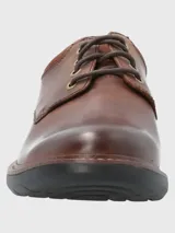 Zapato de cuero marrón con cordones, diseño clásico con costuras visibles y suela de goma EVA negra que ofrece flexibilidad y confort.