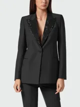 Blazer negro de lana Philipp Plein con solapa de muesca cubierta de strass negros formando una calavera. Tiene cierre frontal con un botón, bolsillos con solapa y corte entallado.