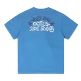 Remera de manga corta color azul, con diseño de calce relajado y cuello redondo. Cuenta con un pequeño estampado gráfico en el pecho con texto en blanco.